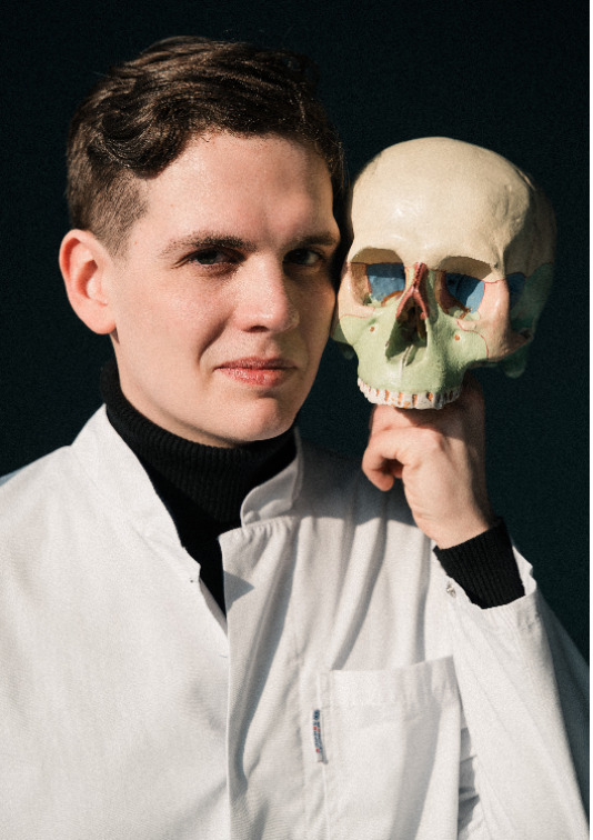 Лучший репетитор по биологии - преподаватель Валентин Игоревич.