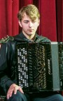 Сильный репетитор по игре на аккордеоне, баяне - преподаватель Александр Владимирович.