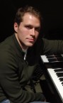 Сильный репетитор по игре на синтезаторе - преподаватель Сергей Сергеевич.